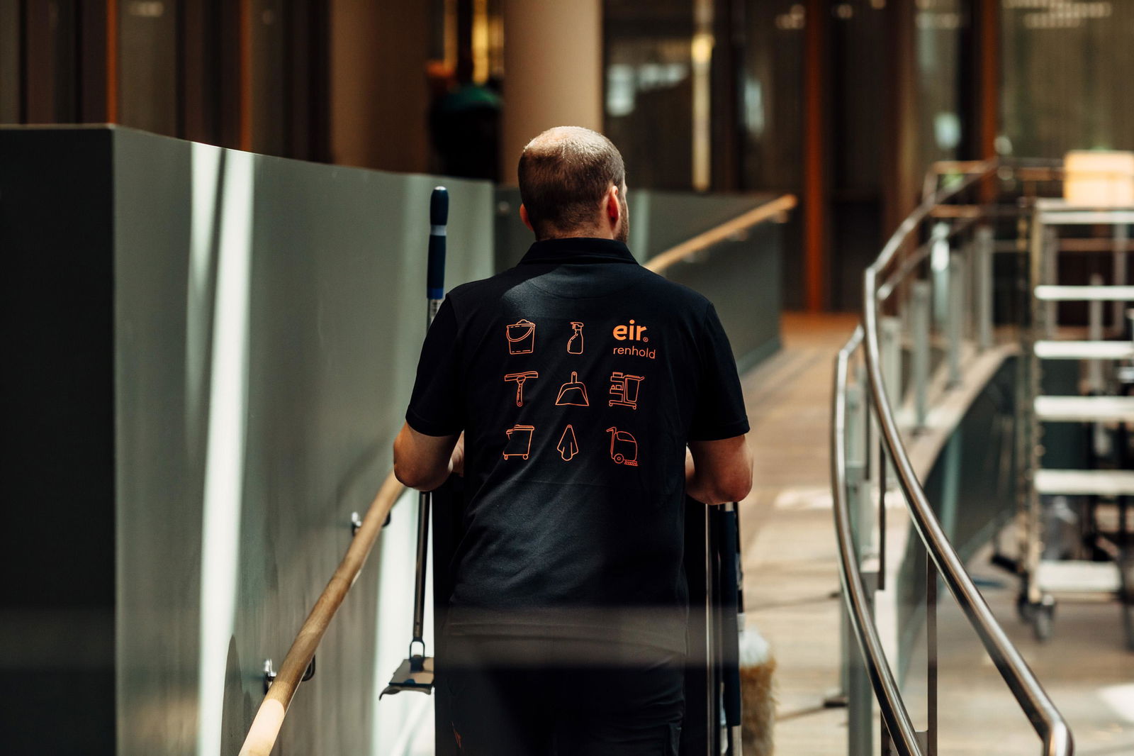 Renholder som vasker vinduer