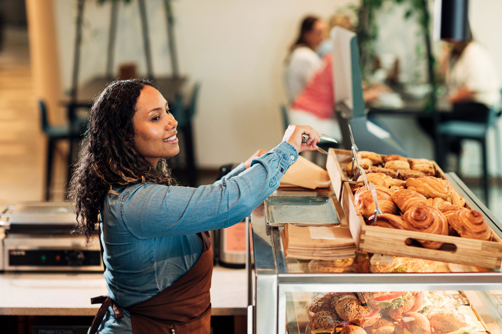 Ekspeditør som selger bakevarer