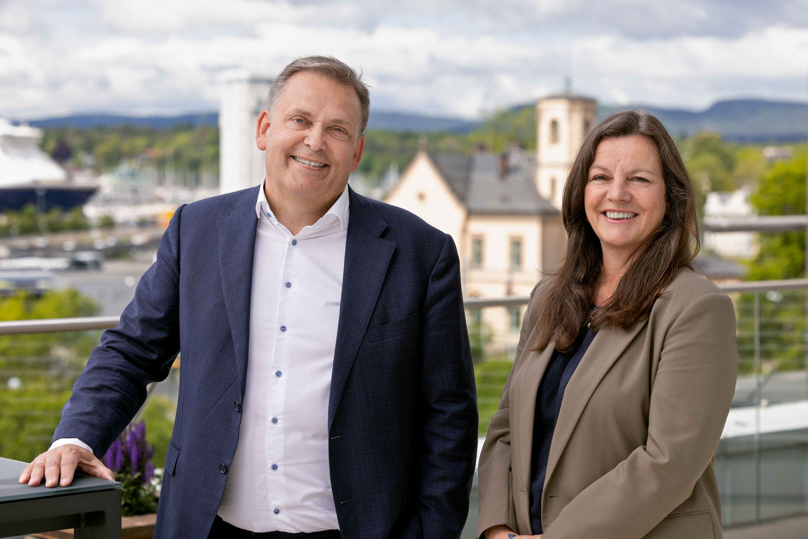 Tor Rønhovde, konsernsjef i Compass Group Norge, og Monica Irmi Vogt, daglig leder i Prosjekt Mandag