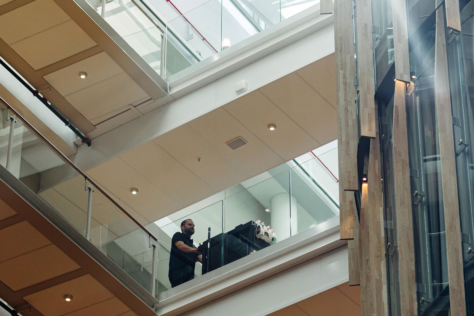 Renholdsmedarbeider som skyver tralle