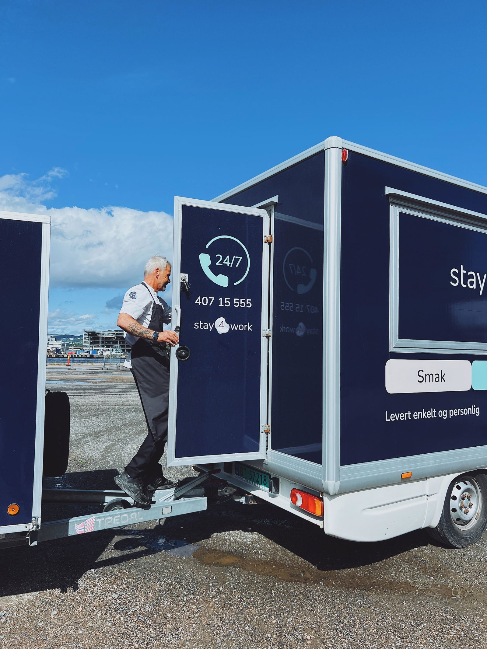 Mann som går inn i en 4Service Foodtruck