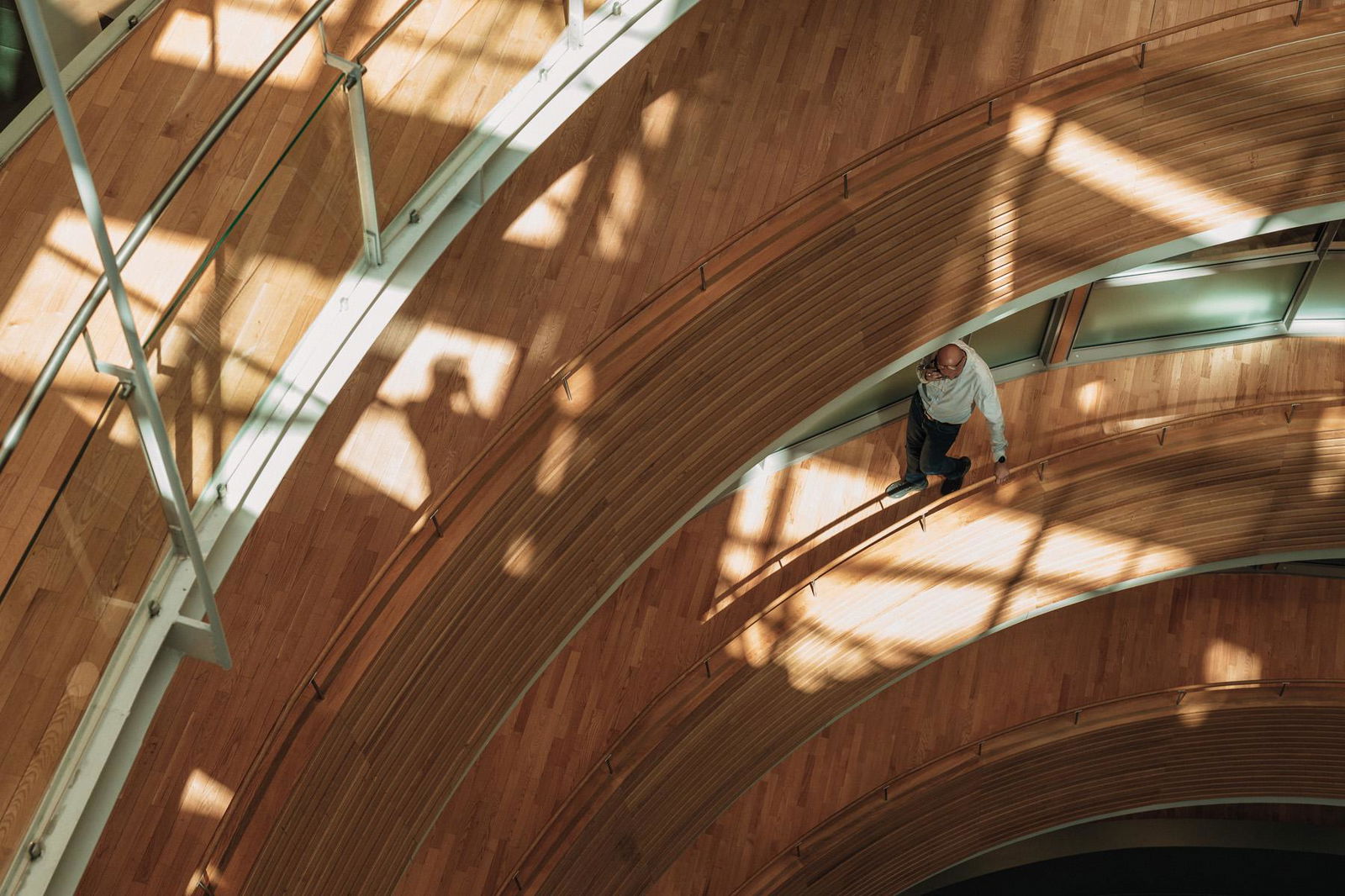 Man som går og holder i et rekkverk