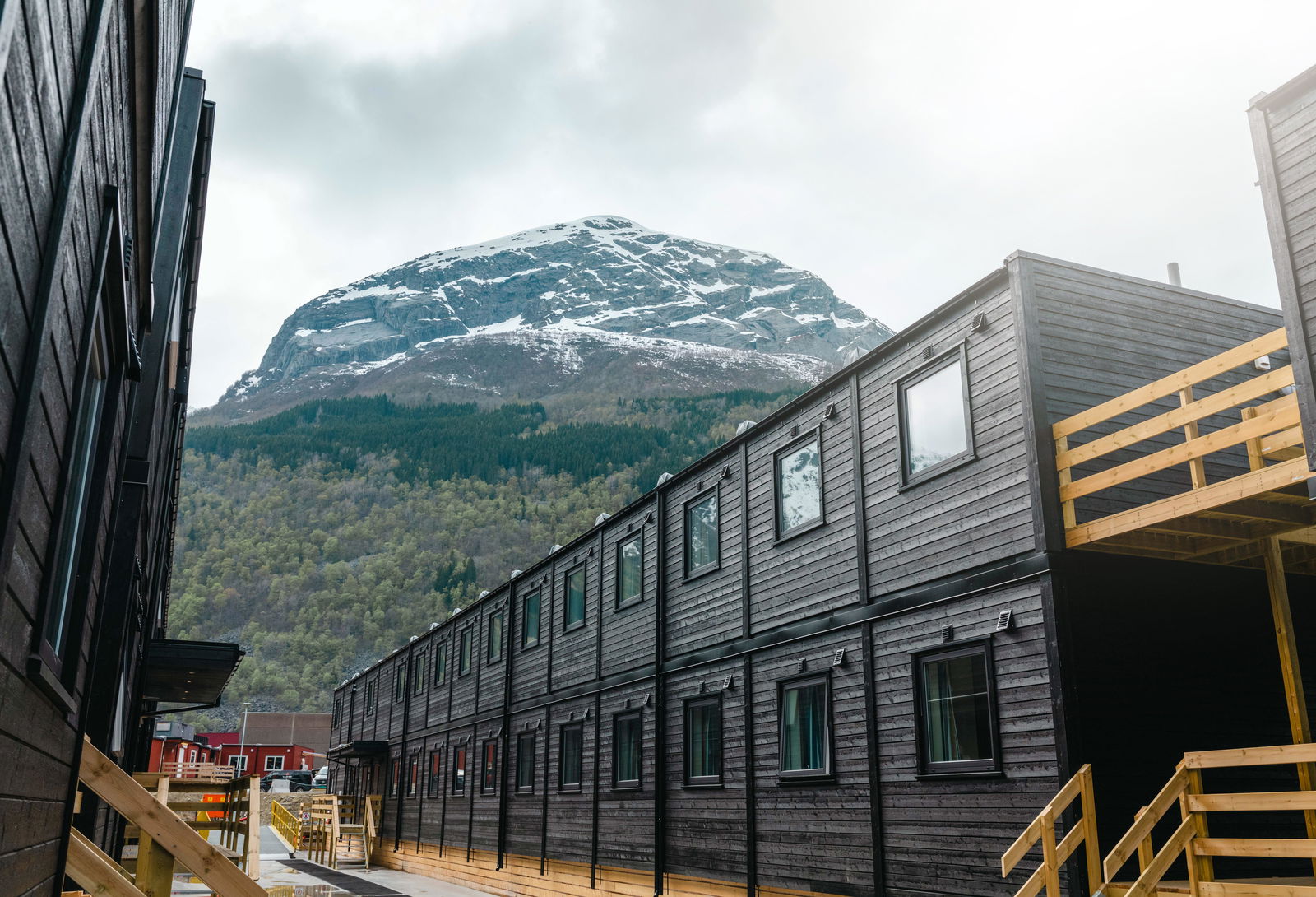 Brakker for overnatting på camps med fjell i bakgrunnen