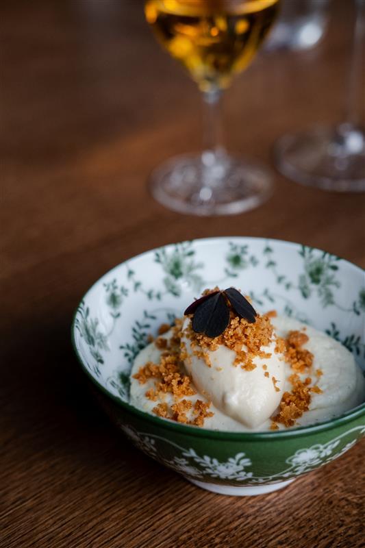 Mat og vin med personer som sitter ved et bord