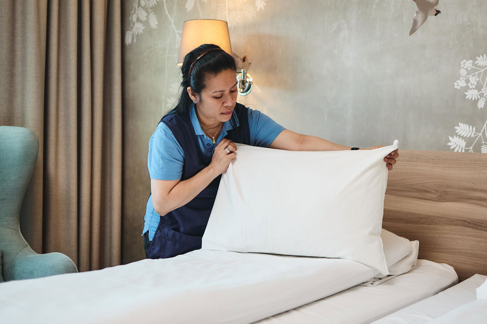 Renholder rer opp seng