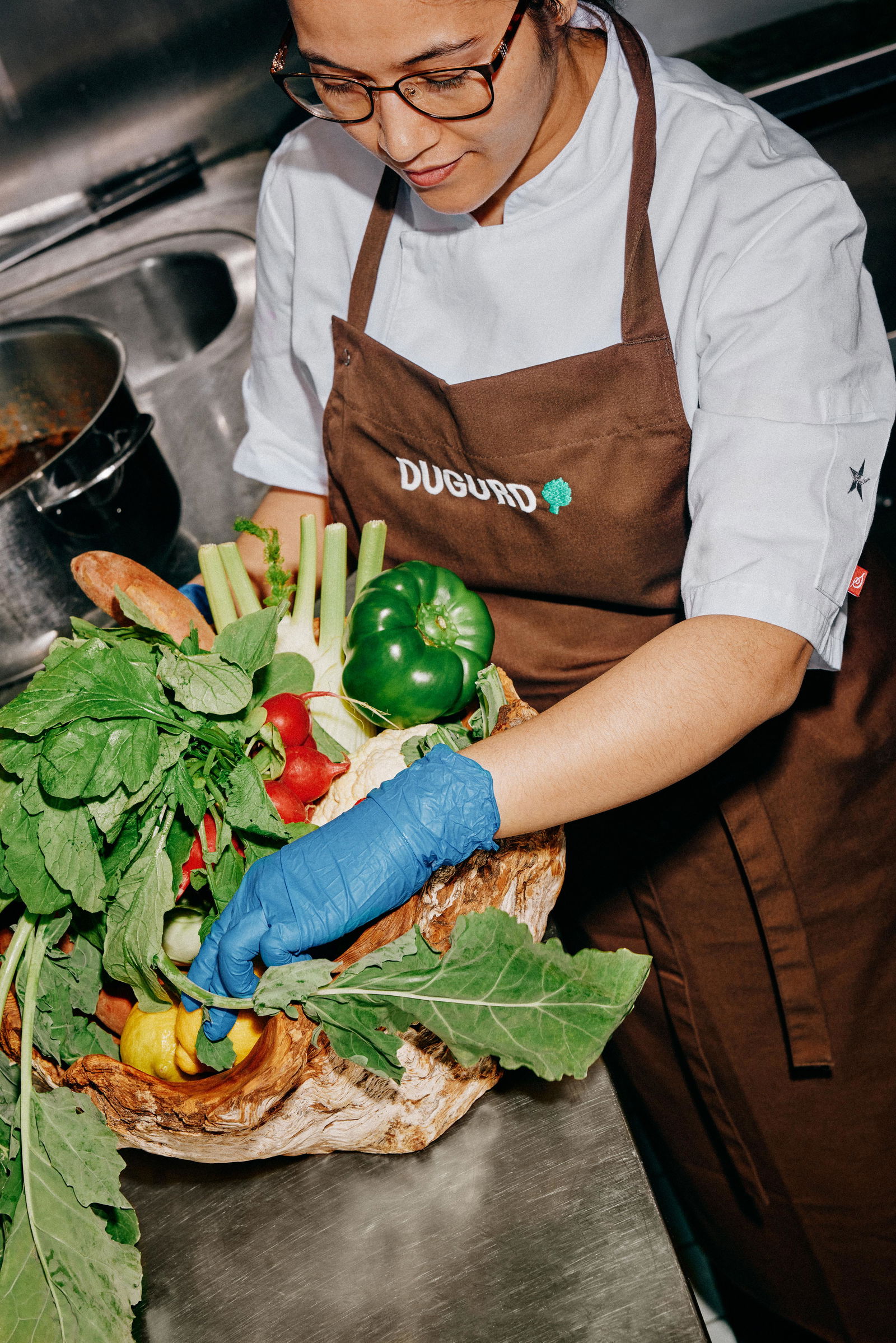 Dame holder stor kurv med grønnsaker