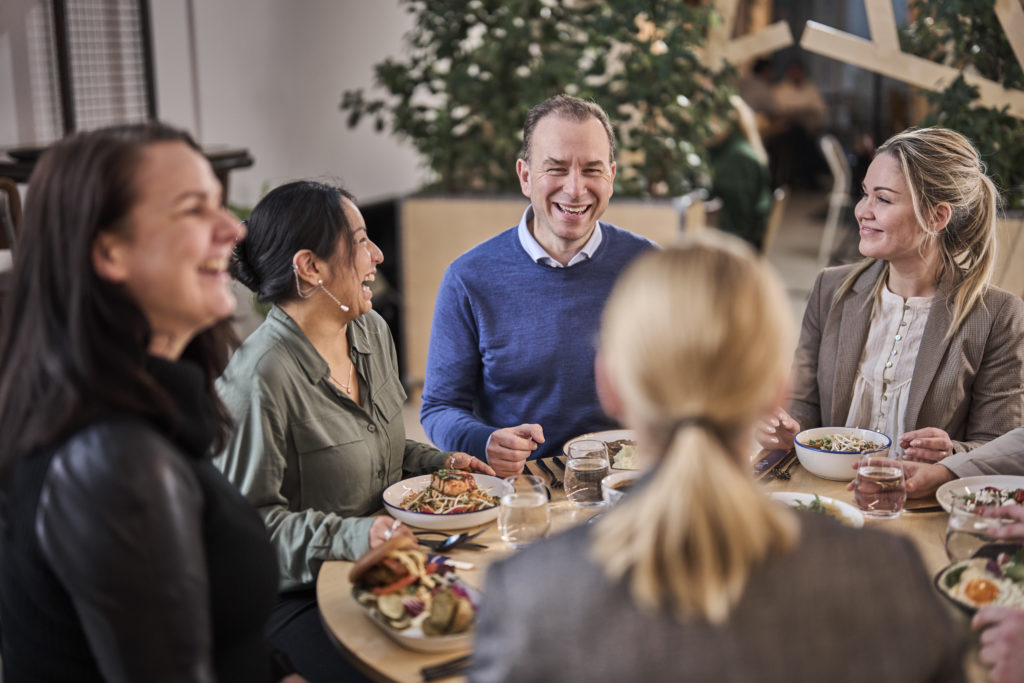 Mennesker som spiser i Food Court I Media City Bergen
