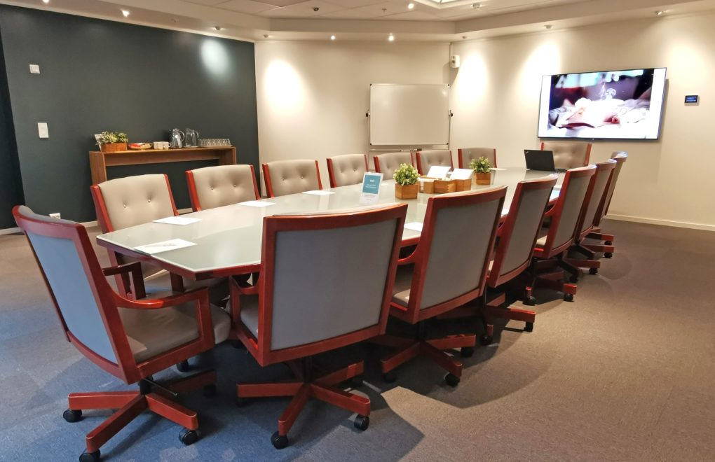 Bilde av styrerommet i Holbergs Terrasse Møtesenter sett mot skjerm