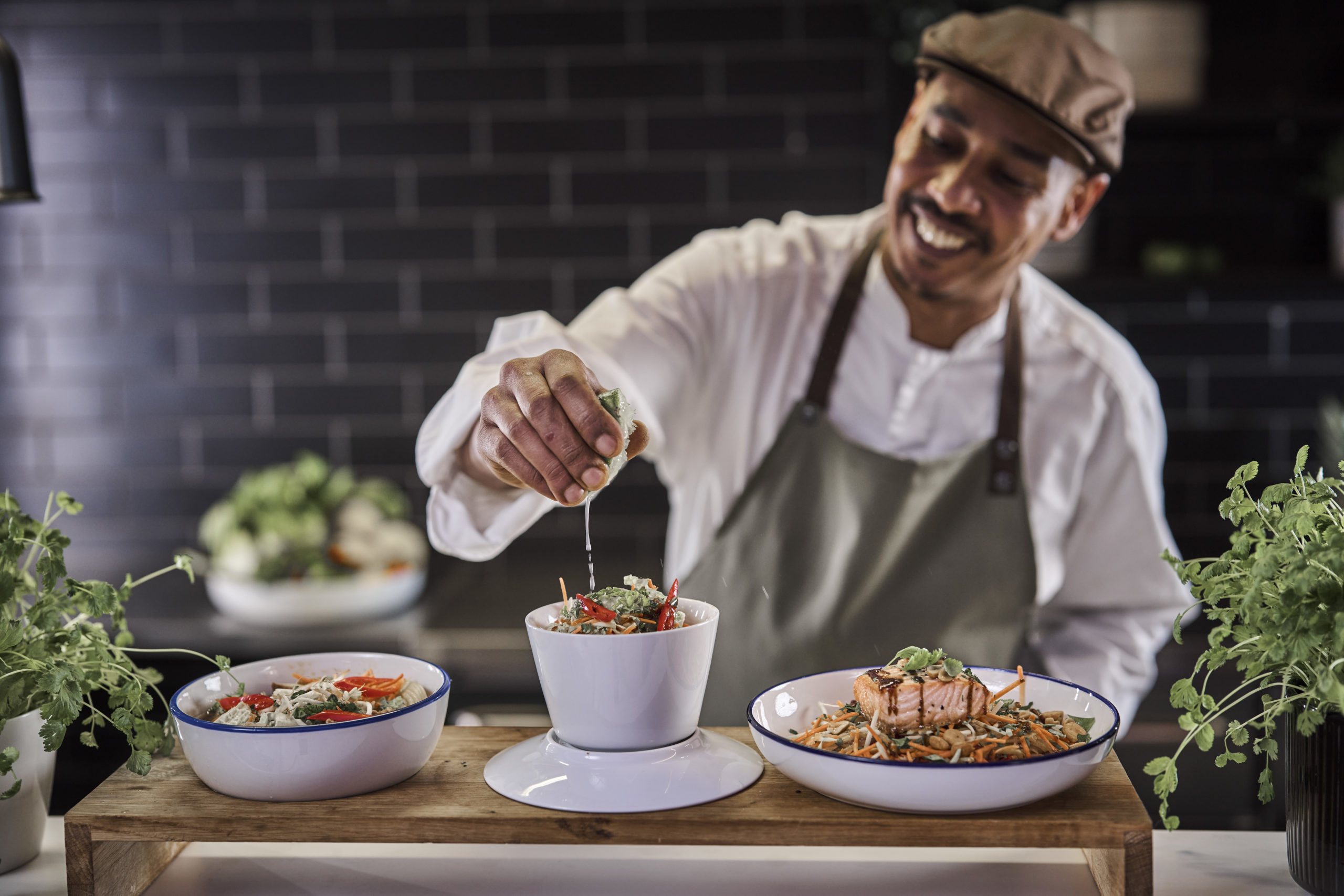 Kokk skviser lime over salat