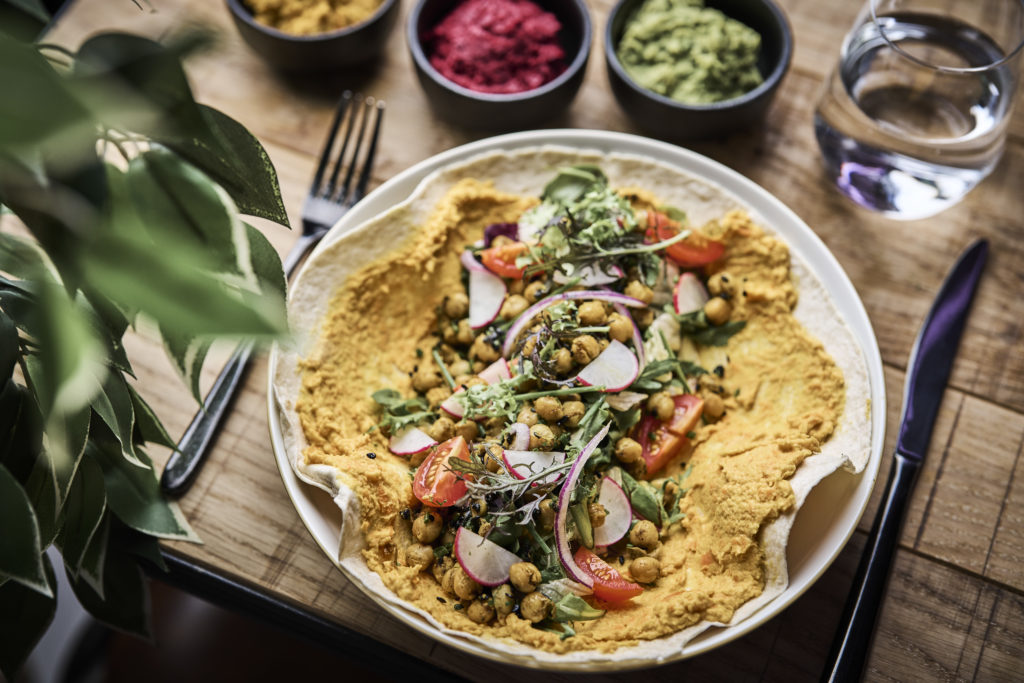 Salat-taco - tortillalefse med hummus, salat og krydderstekte kikerter